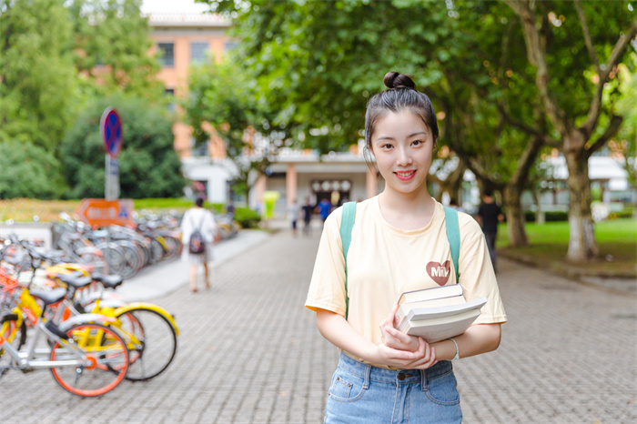 泉州女生初中成绩不好当兵有前途吗?