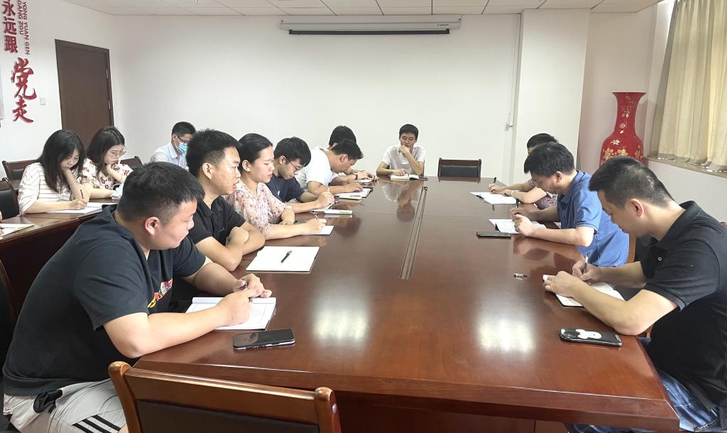 <a href=http://www.555edu.net/school-403/ target=_blank class=infotextkey>福建铁路机电学校</a>生活老师期未座谈会