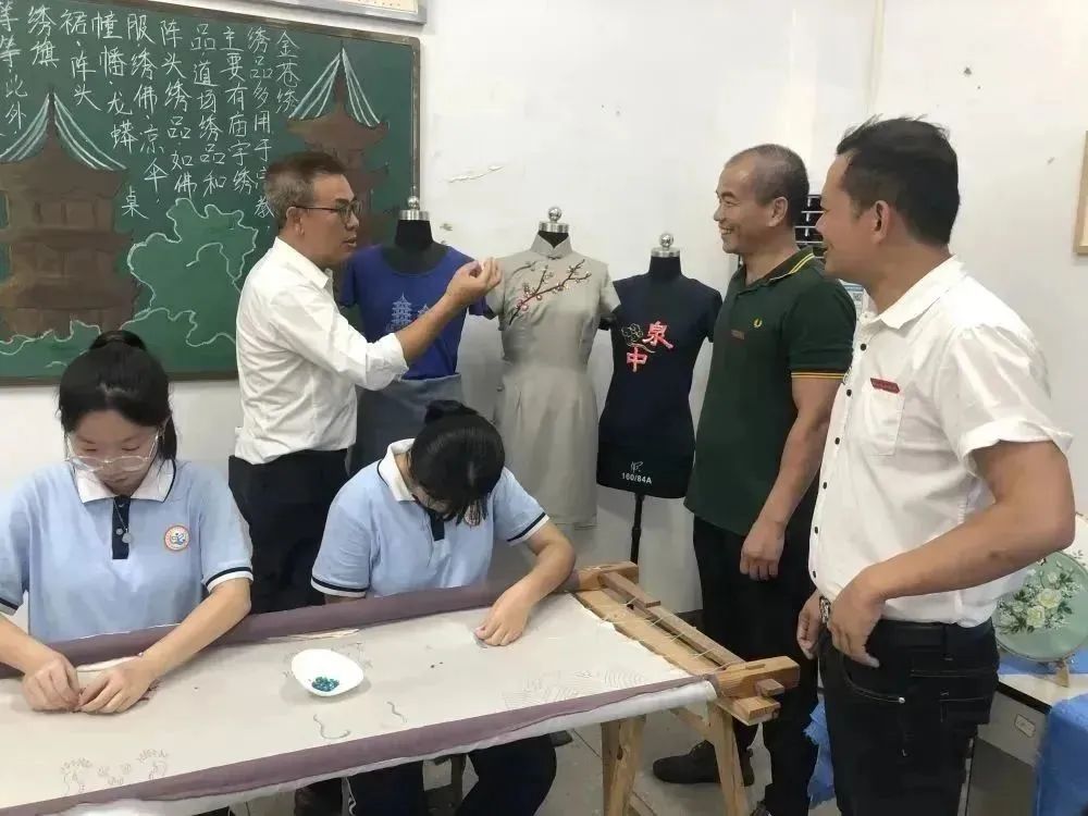 印尼华侨蒋辉农先生携家眷莅临泉州泉中职业中专学校参观