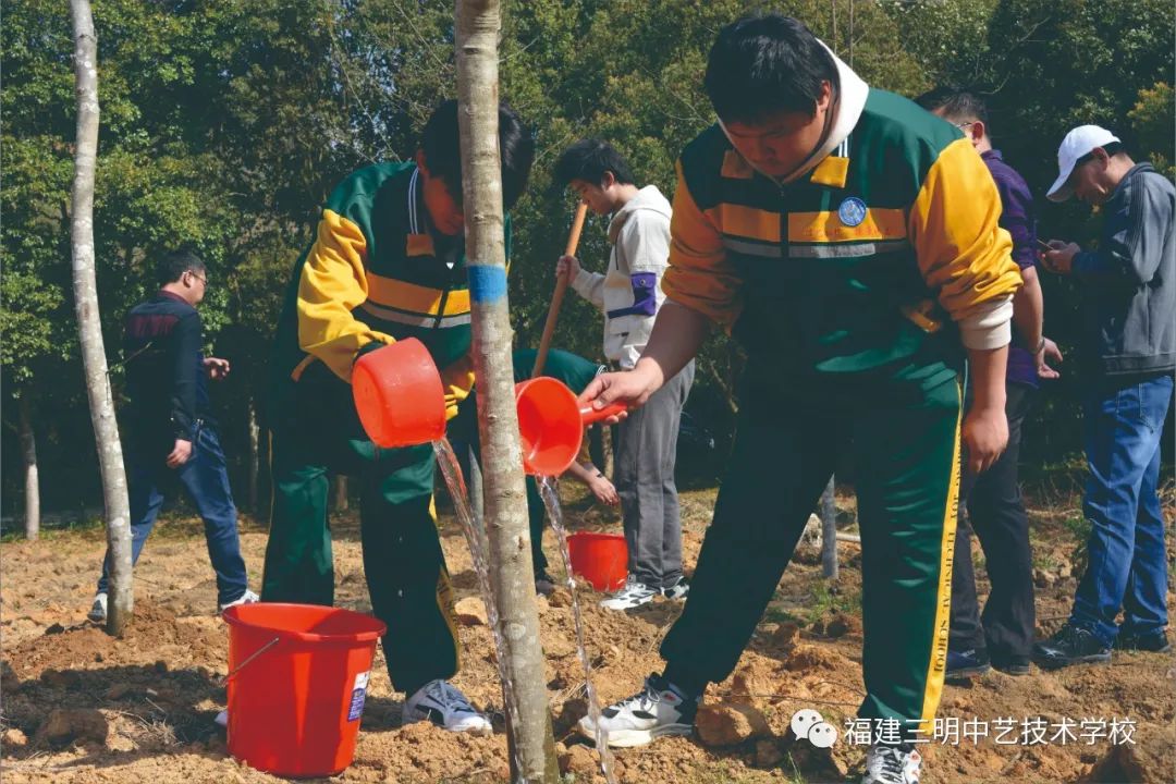 福建三明中艺技术学校/今天我与绿苗共成长 · 他日得育成才壮河山