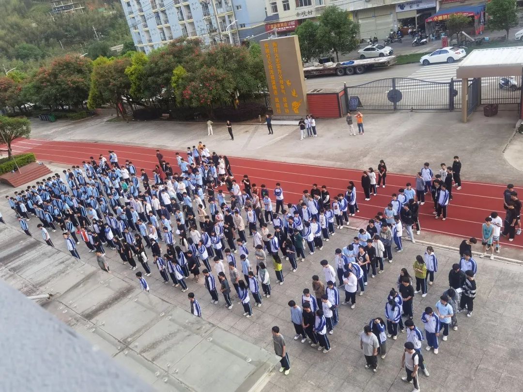 龙岩市龙翔职业技术学校：临震不慌，安全在心——龙岩龙翔学校开展防震应急疏散演练活动