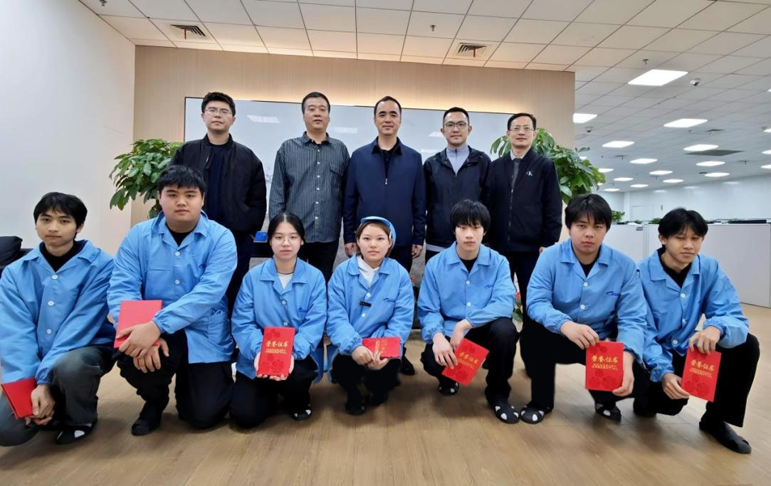 ��ůʵ���ٳɳ� Я�ֲ��������š���<a href=http://www.555edu.net/school-374/ target=_blank class=infotextkey>��������ѧУ</a>У�쵼���Ӹ���������߷�ο��ʵ���Խ�ѧѧ��