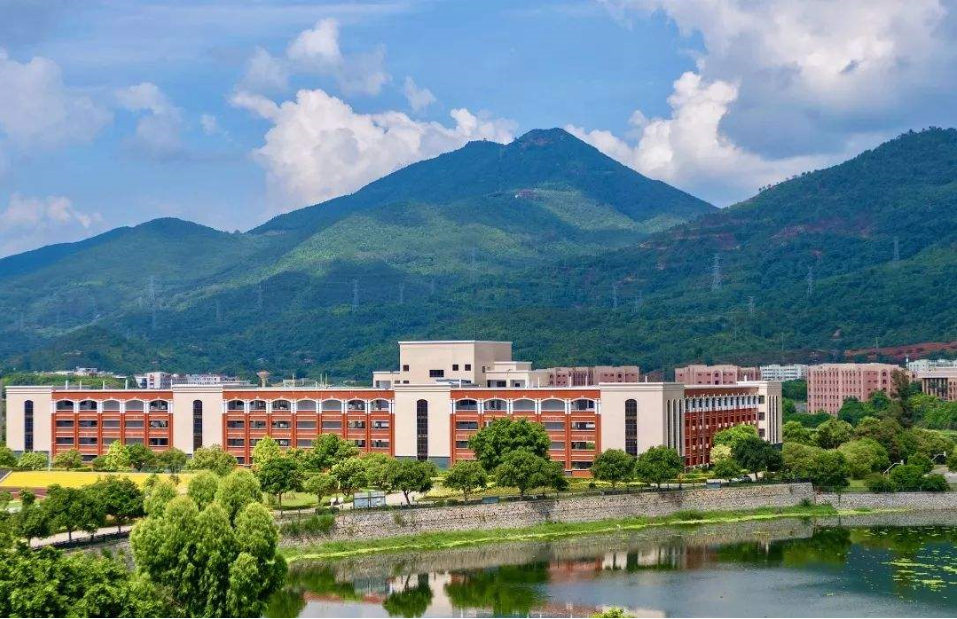 仰恩大学全日制四年自考大专学费多少?